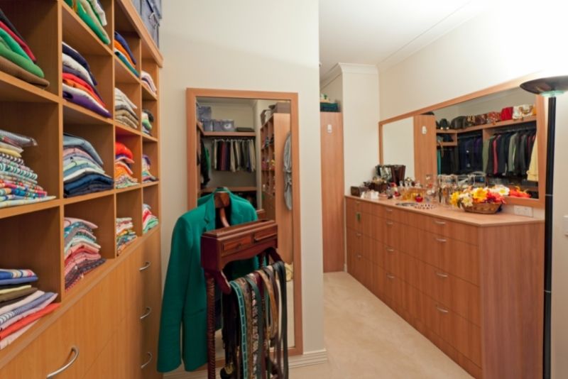 walkin closet by Cardiff Wardrobes