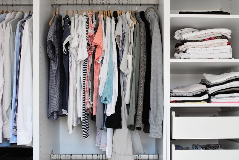 Built-in wardrobe with no doors